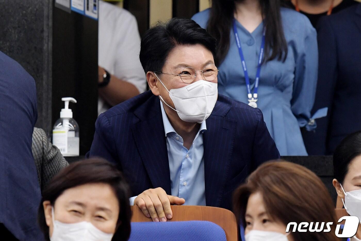본문 이미지 - 장제원 국민의힘 의원이 1일 오후 서울 여의도 국회에서 열린 의원총회에서 의원들과 인사를 나누고 있다. (공동취재) 2022.8.1/뉴스1 ⓒ News1 유승관 기자