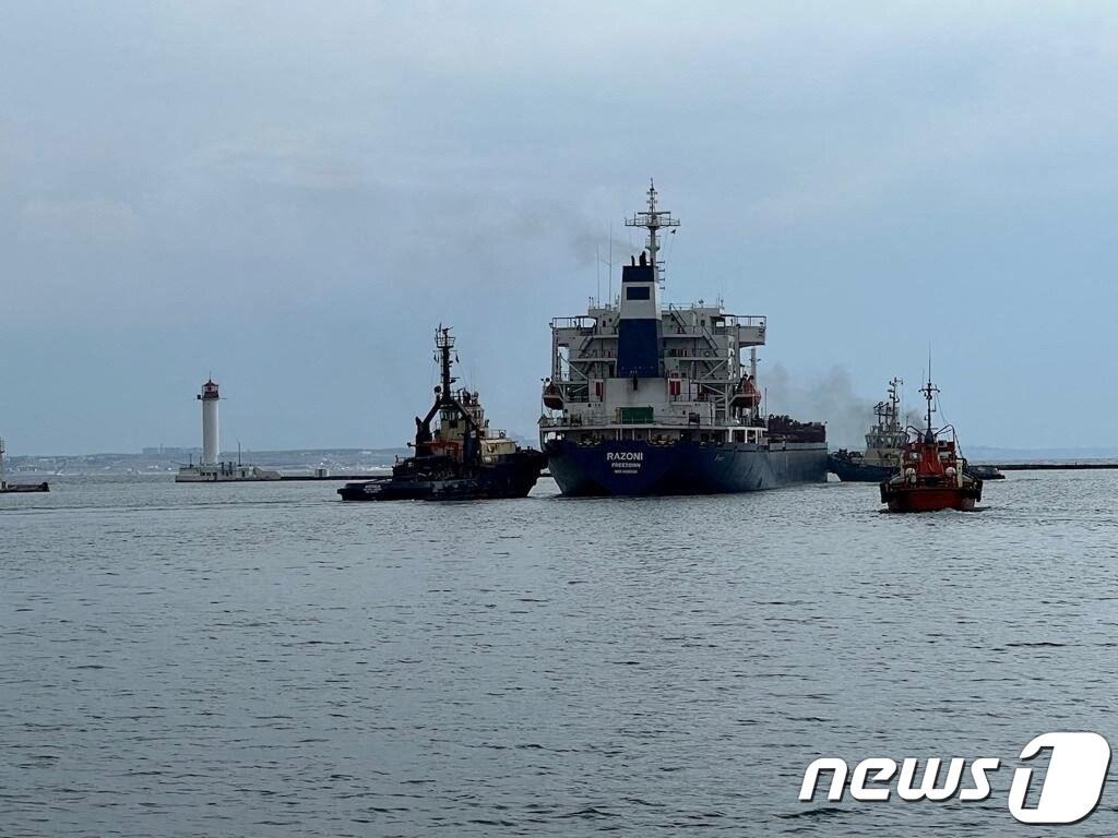 본문 이미지 - 러시아의 침공 이후 처음으로 우크라이나 곡물을 실은 라조니호가 1일(현지시간) 우크라이나 남부 오데사 항구를 떠나고 있다. 2022.08.01/뉴스1 ⓒ 로이터=뉴스1 ⓒ News1 김민수 기자