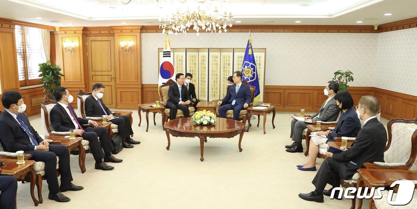 한덕수 국무총리가 8월1일 서울 종로구 정부서울청사에서 한국과 베트남 수교 30주년을 기념하기 위해 방한한 보 반 트엉 베트남 중앙당 상임 서기를 비롯한 대표단과 대화하고 있다. &#40;국무총리실 제공&#41; 2022.8.1/뉴스1 ⓒ News1 박지혜 기자