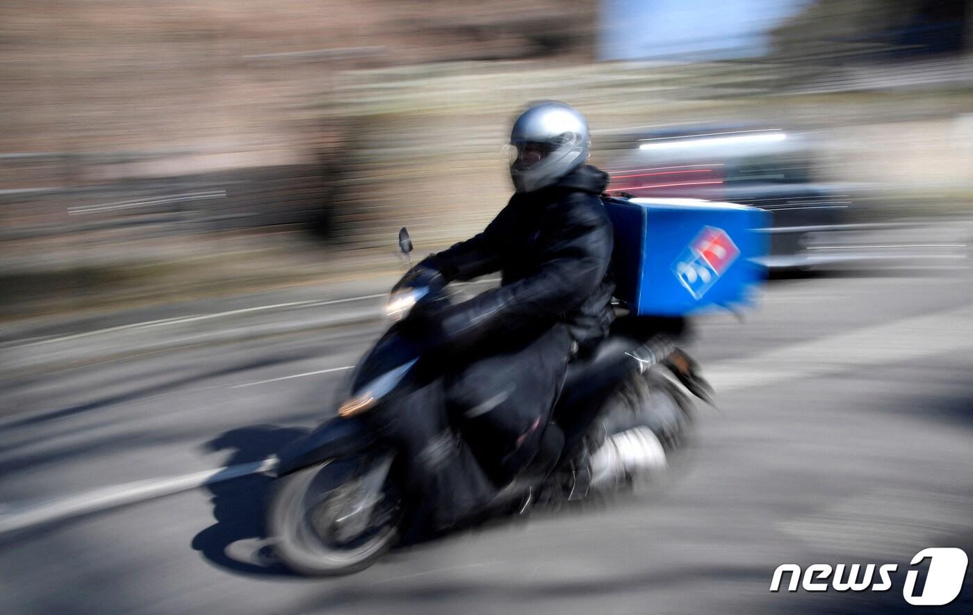 지난 3월 영국 런던에서 도미노 피자가 배달되고 있다. ⓒ 로이터=뉴스1 ⓒ News1 이유진 기자