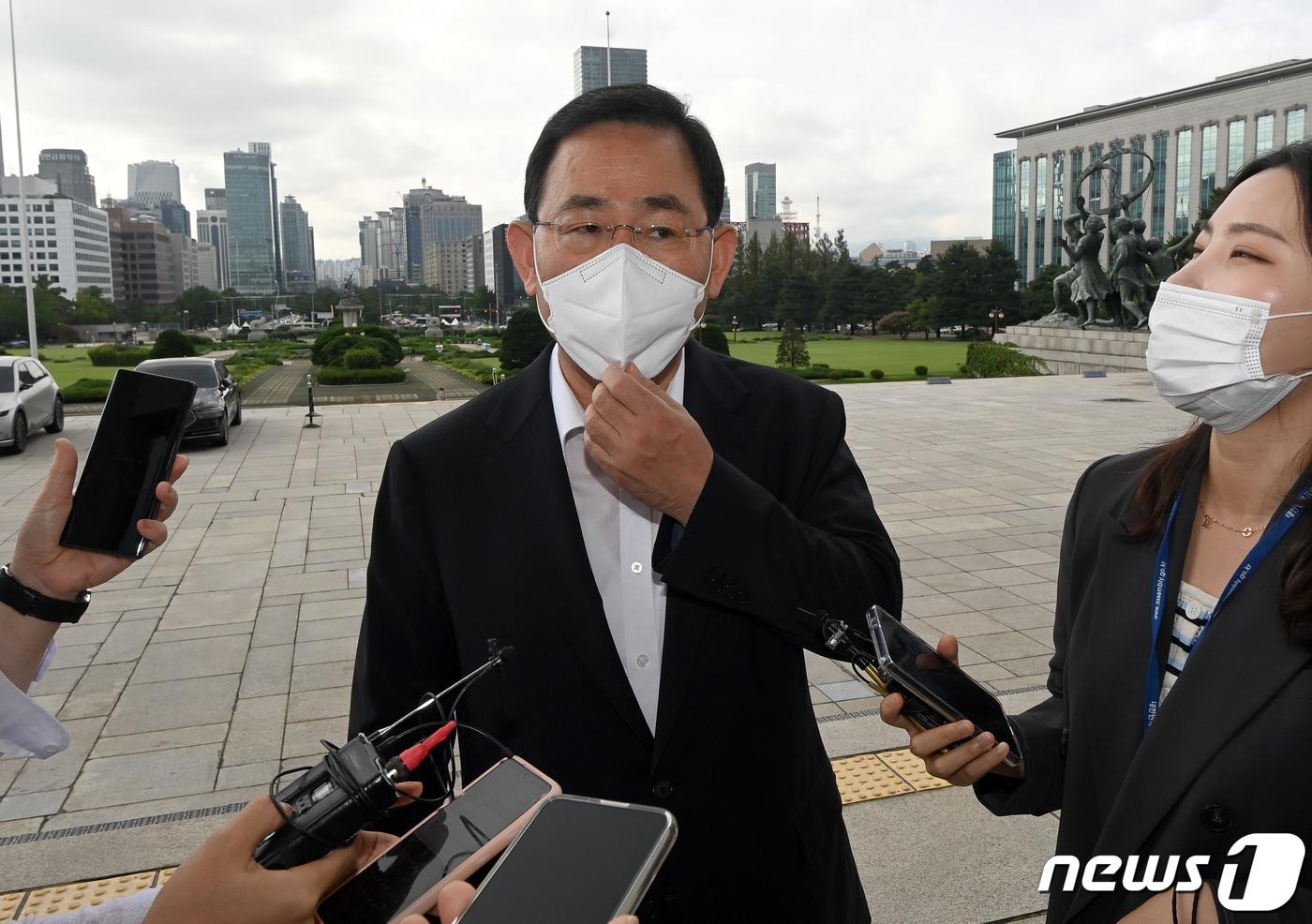 본문 이미지 - 주호영 국민의힘 비상대책위원장이 10일 오전 서울 여의도 국회로 출근하며 취재진 질문에 답하고 있다. (공동취재) 2022.8.10/뉴스1 ⓒ News1 유승관 기자