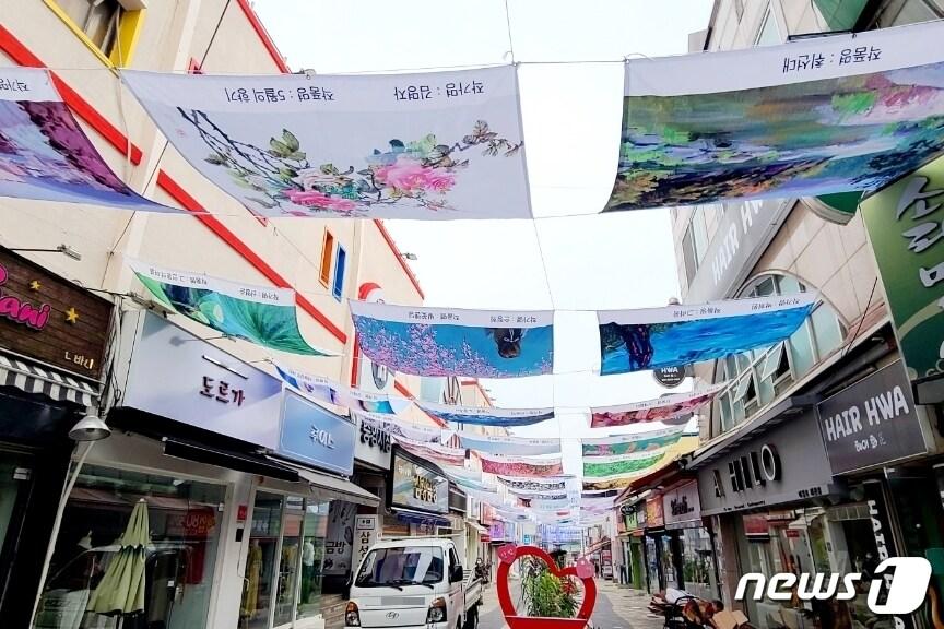 본문 이미지 - 제천 원도심 상권르네상스사업단은 제천예총과 협업해 중앙로 문화의거리에 예술작품을 전시했다.ⓒ 뉴스1