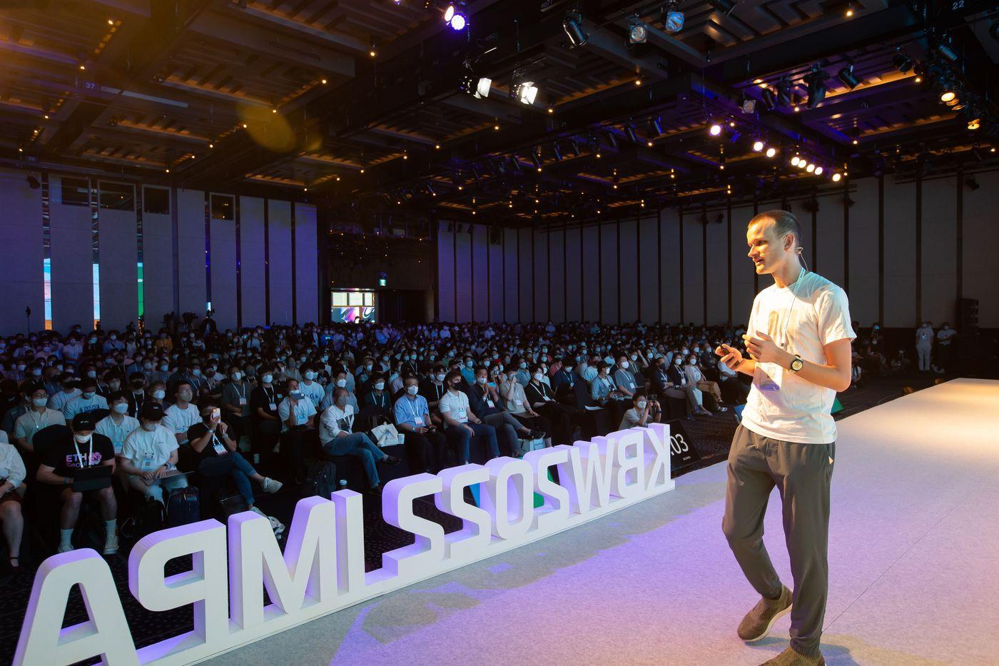 비탈릭 부터린 이더리움 창시자가 8일 KBW 컨퍼런스에서 강연하고 있다. &#40;팩트블록 제공&#41; 2022.08.10 /뉴스1