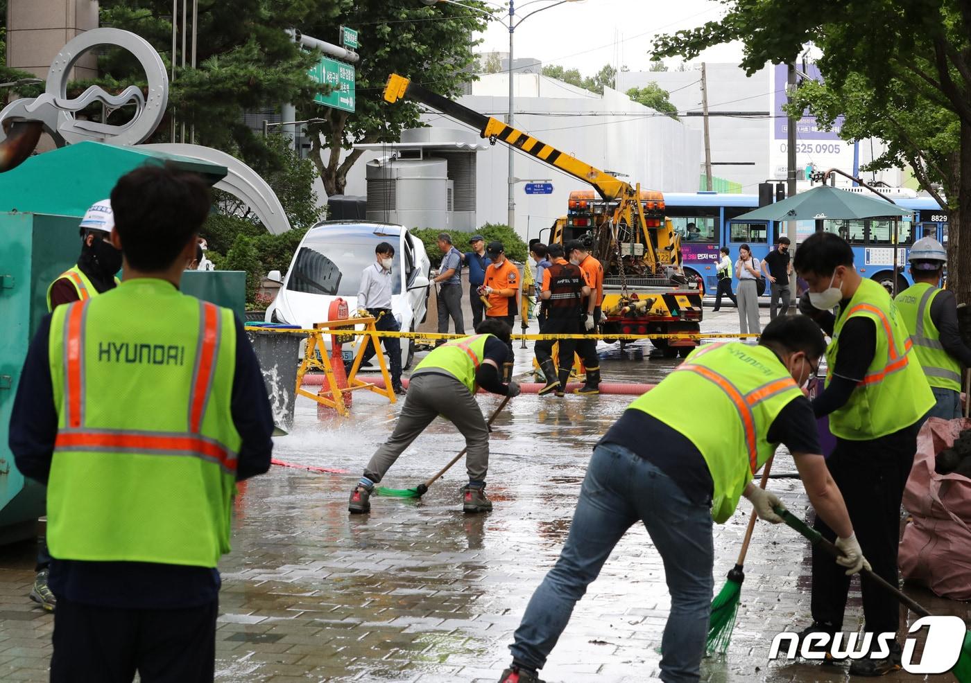 10일 오전 서울 서초구 진흥아파트 사거리 일대에서 배수 및 수해복구 작업이 진행되고 있다. 2022.8.10/뉴스1 ⓒ News1 구윤성 기자