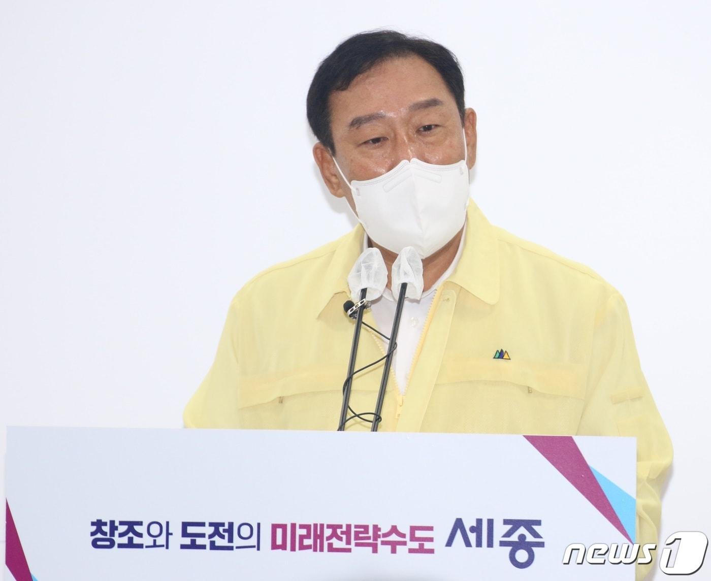 본문 이미지 - 최민호 세종시장이 10일 오전 시청 정음실에서 기자회견을 열어 세종지역 상가 공실 문제 해결을 위한 정책을 발표하고 있다. ⓒ 뉴스1 장동열 기자