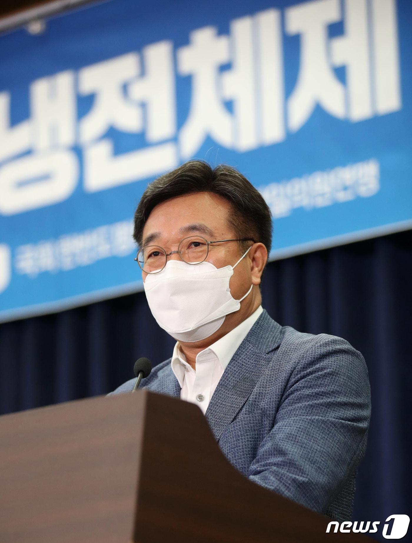 본문 이미지 - 한일의원연맹 간사장인 윤호중 더불어민주당 의원이 10일 오전 서울 여의도 국회 의원회관 제1소회의실에서 열린 '신(新)냉전체제 한반도와 한일관계 토론회'에서 축사를 하고 있다. (공동취재) 2022.8.10/뉴스1 ⓒ News1 허경 기자
