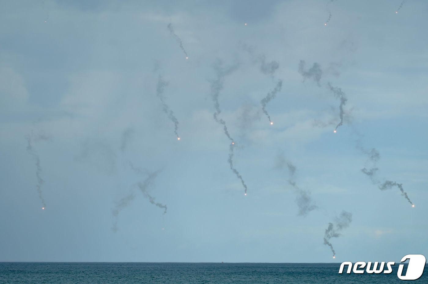 본문 이미지 - 9일(현지시간) 대만 핑둥 훈련장에서 중국의 포위 군사훈련에 맞서 155㎜ 곡사포가 실사격 훈련을 하고 있다. ⓒ AFP=뉴스1 
