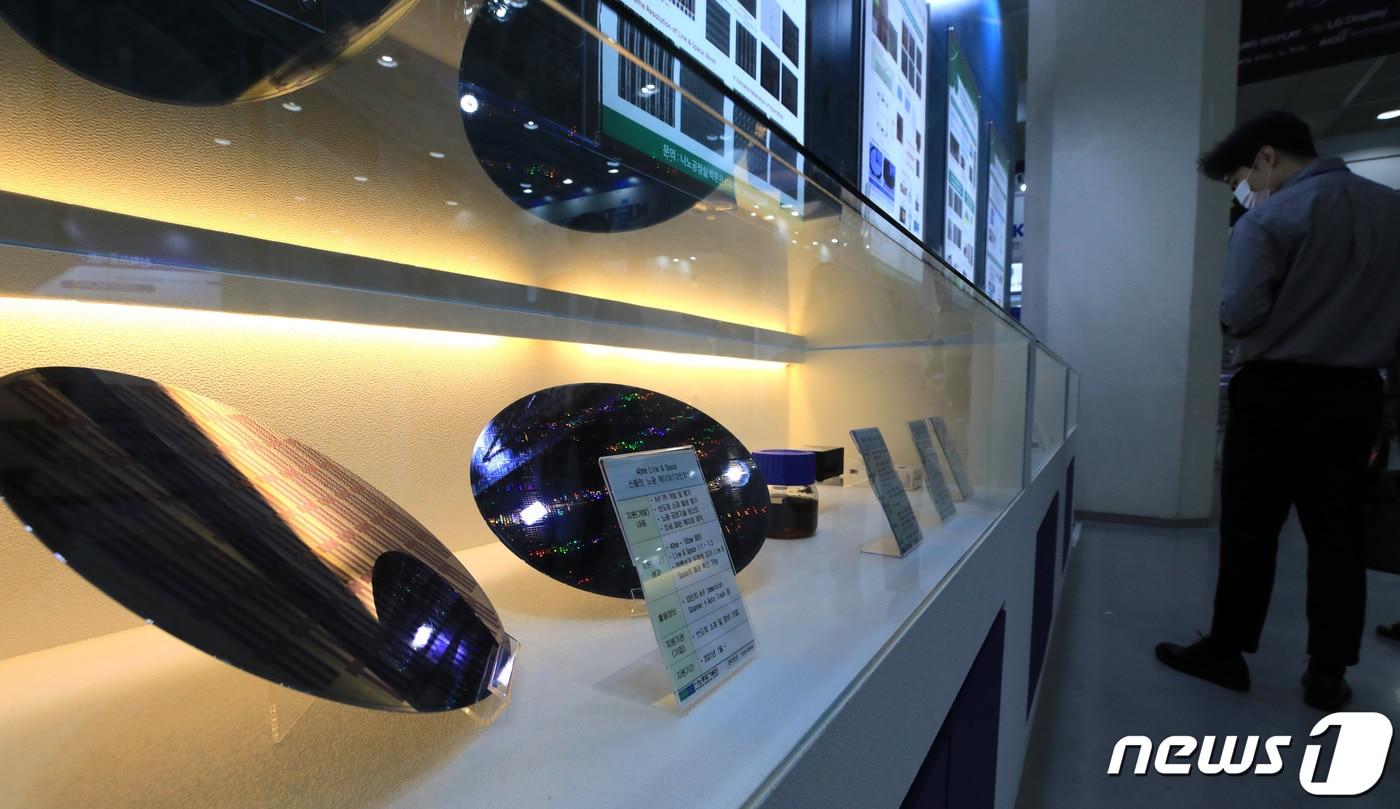 반도체 웨이퍼. 2022.8.10/뉴스1 ⓒ News1 구윤성 기자