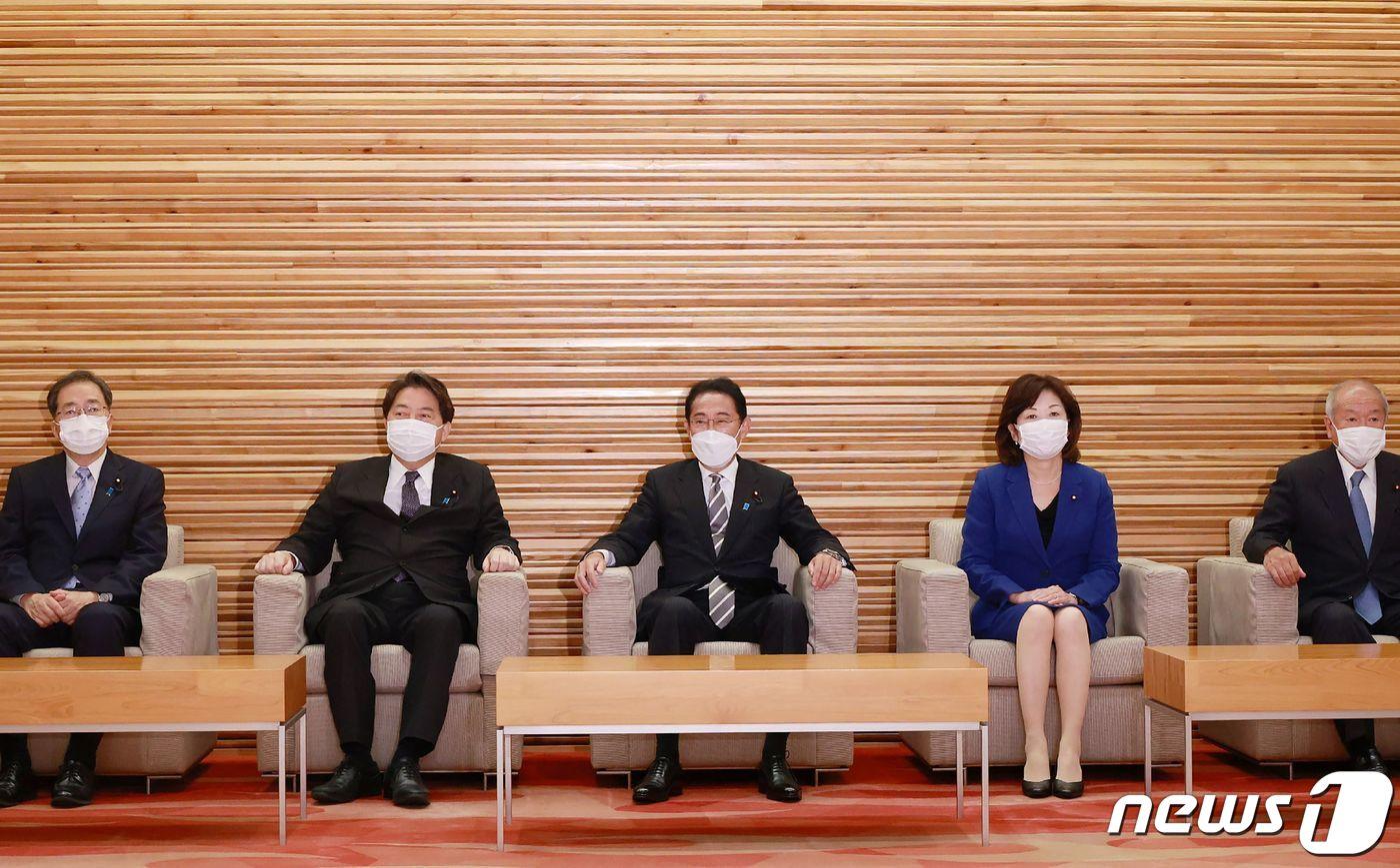 본문 이미지 - 기시다 후미오 일본 총리가 10일 도쿄 총리 관저에서 개각을 앞두고 임시 각료회의에 참석하고 있다. 2022.08.10/뉴스1 ⓒ AFP=뉴스1 ⓒ News1 김민수 기자