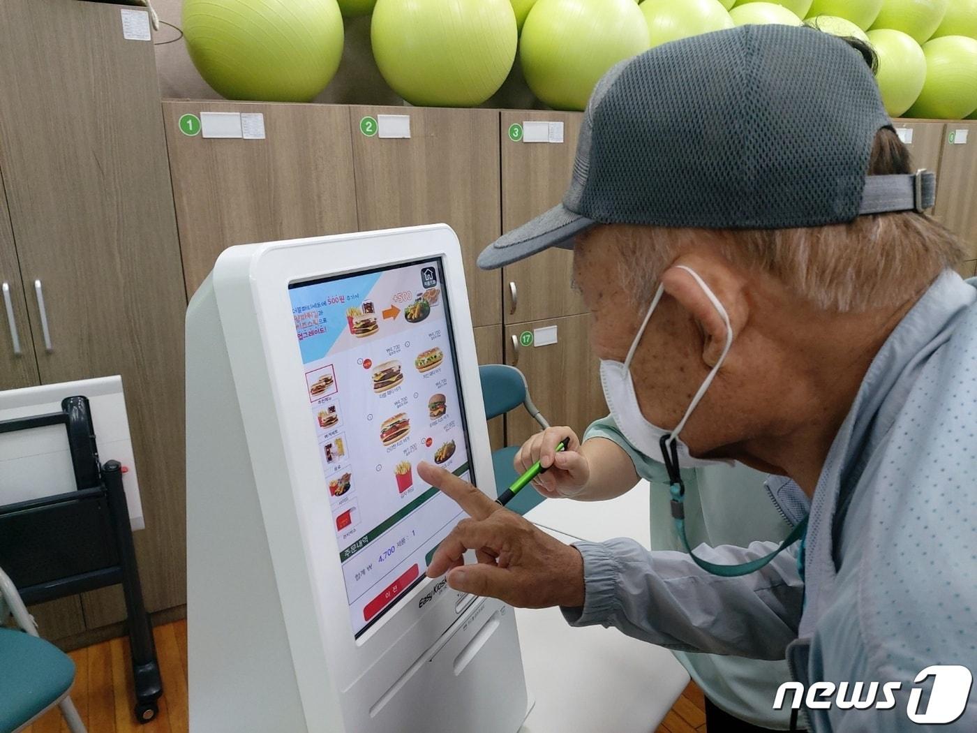 본문 이미지 - KT CS 호남본부가 10일 전북 진안군 노인복지관에서 '디지털 에듀버스 체험교실'을 진행했다.(KT 제공)2022.8.10/ⓒ 뉴스1