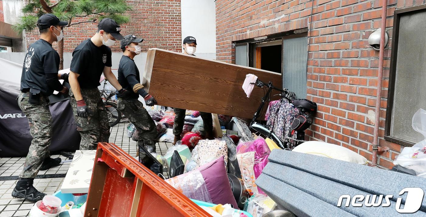 본문 이미지 - 육군 수도방위사령부 제35특임대대 장병들이 10일 서울 관악구 저지대 침수 주택가에서 수해 복구 작업을 하고 있다. 2022.8.10/뉴스1 ⓒ News1 박지혜 기자