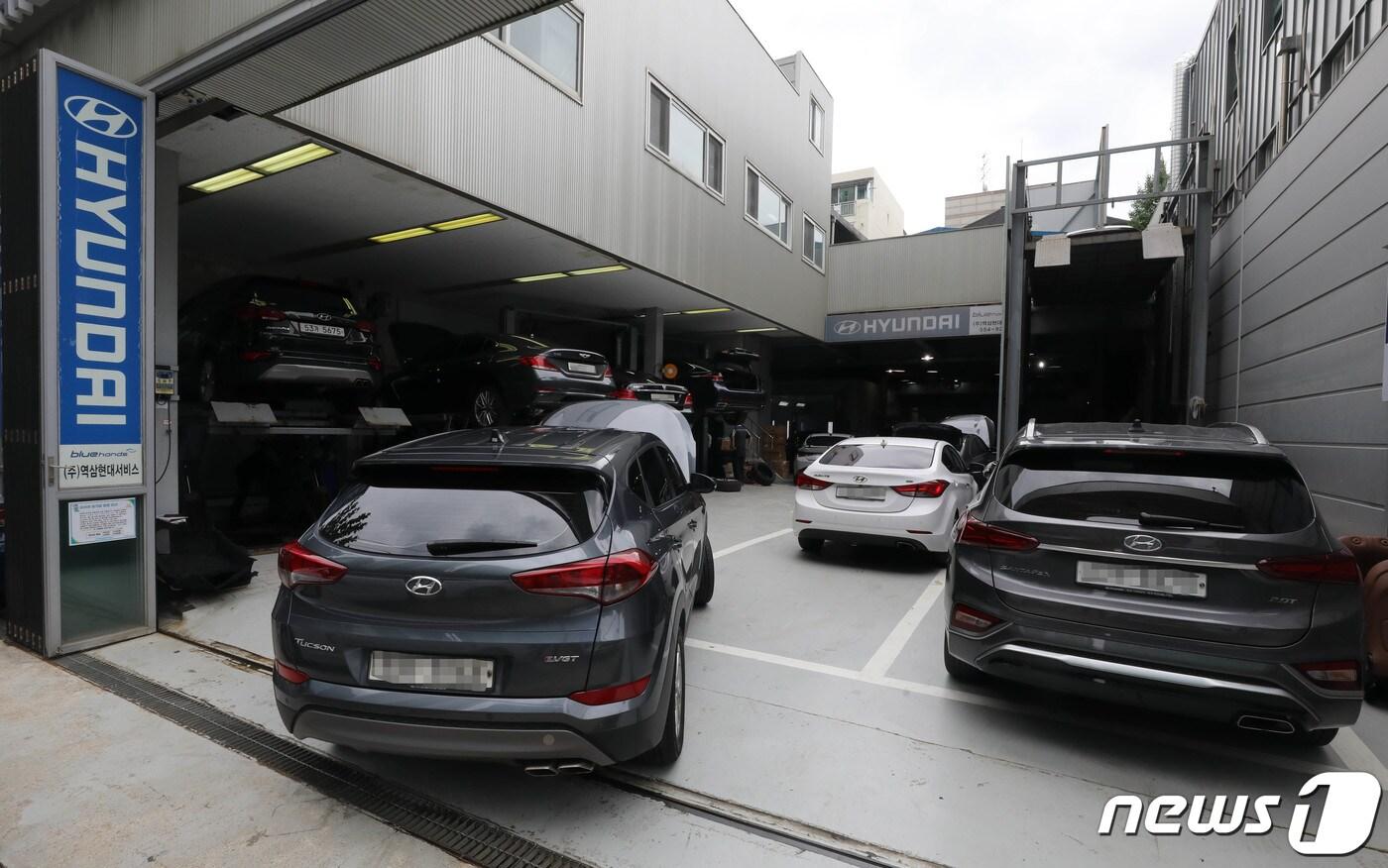 10일 오후 서울 강남구 현대자동차블루핸즈 역삼현대서비스에서 관계자들이 차량을 수리하고 있다. 2022.8.10/뉴스1 ⓒ News1 박세연 기자