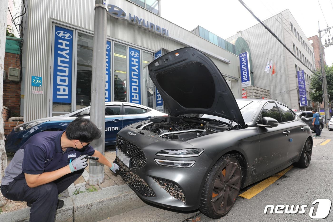 2022년 8월 서울 강남 소재 현대자동차 서비스센터 블루핸즈에서 직원이 제네시스 차량을 점검하는 모습&#40;자료사진&#41;  2022.8.10/뉴스1 ⓒ News1 박세연 기자