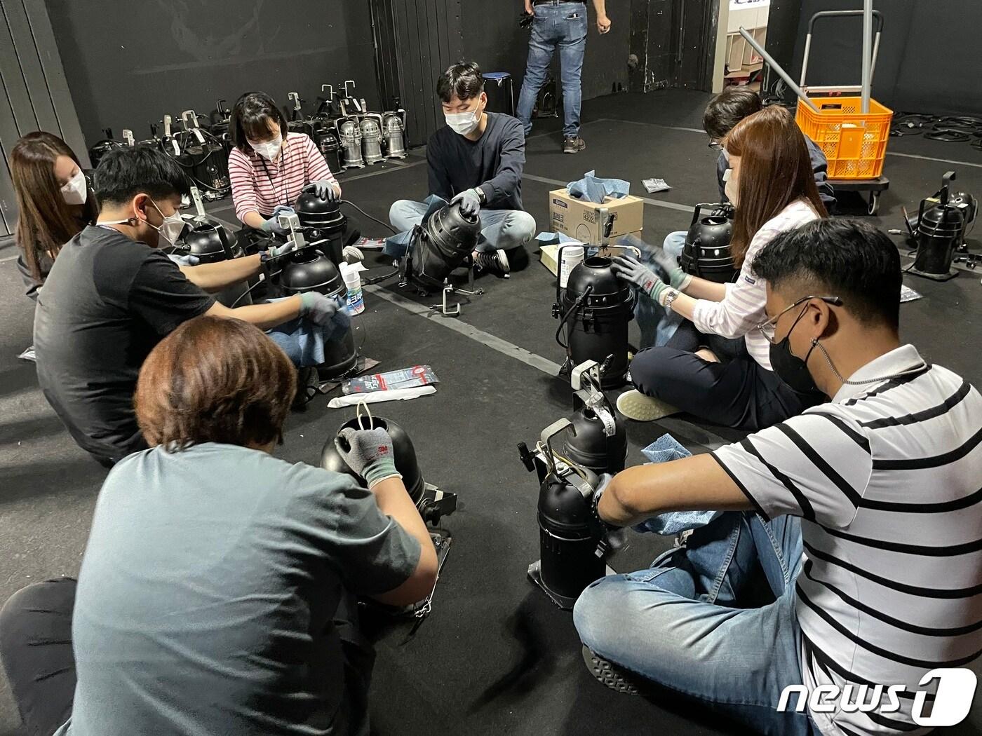 본문 이미지 - 한국문화예술위원회의 사회공헌활동인 '함께 가는 대학로'. (한국문화예술위원회 제공) ⓒ 뉴스1