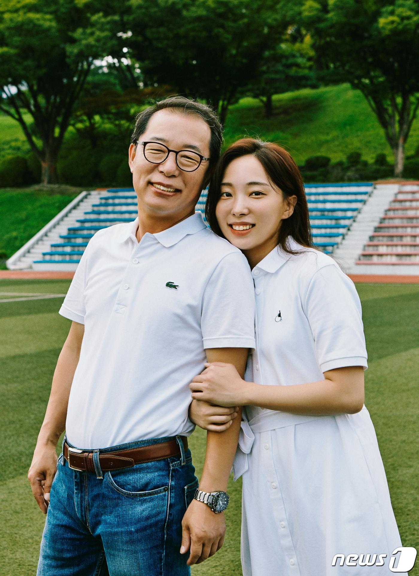 본문 이미지 - 정재표씨와 나영씨가 기흥캠퍼스 대운동장에서 함께 한 모습. 기흥캠퍼스 대운동장은 나영씨가 어린시절 아버지와 추억을 쌓은 ‘철쭉제’의 메인 행사장이다.(삼성전자 제공) ⓒ News1 