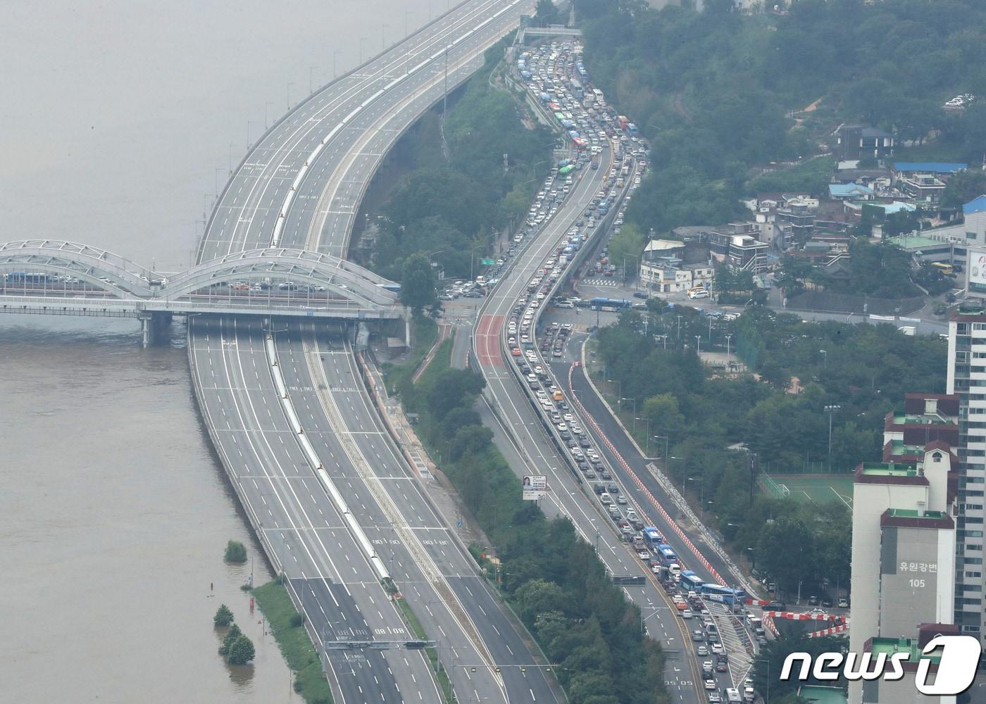 본문 이미지 - 집중호우로 서울 주요 도로 곳곳이 통제된 10일 서울 올림픽대로 가양대교~원효대교 양방향이 통제되면서 우회 도로가 정체를 빚고 있다. 2022.8.10/뉴스1 ⓒ News1 이성철 기자