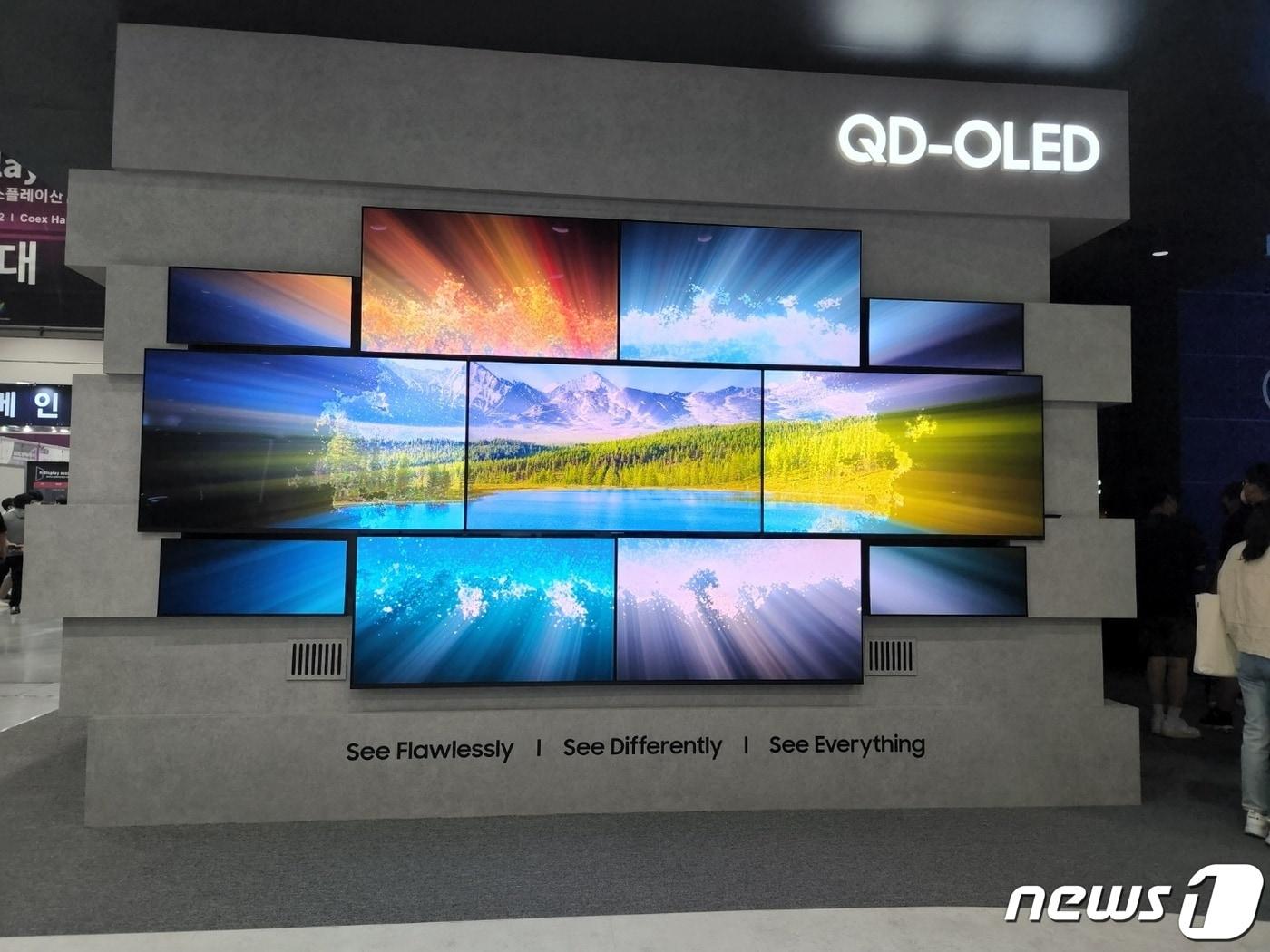 본문 이미지 - 10일 서울 삼성동 코엑스에서 열린 ‘K-디스플레이 2022’에 전시된 QD-OLED 패널 ⓒ 뉴스1