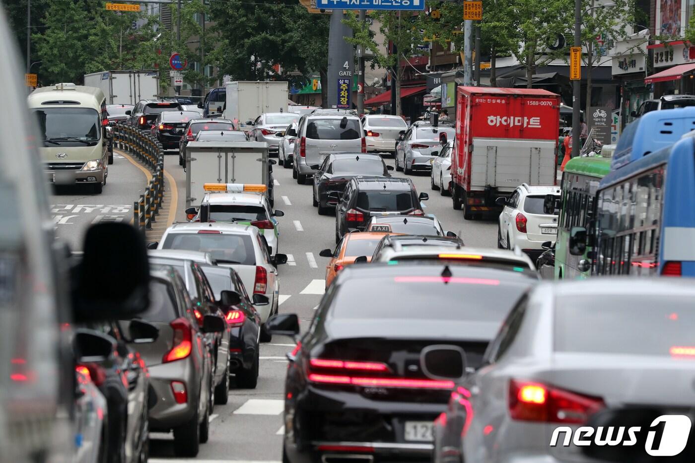 본문 이미지 - 10일 서울 퇴계로에서 정체로 인해 차량들이 길게 늘어서 있다. 2022.8.10/뉴스1 ⓒ News1 황기선 기자