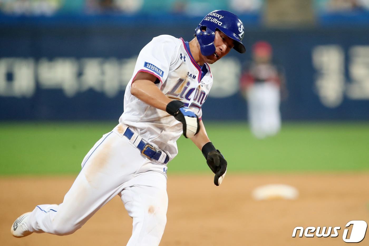 10일 오후 대구 삼성라이온즈파크에서 열린 프로야구 '2022 신한은행 SOL KBO리그' KIA 타이거즈와 삼성 라이온즈의 경기, 3회말 무사 1,2루 상황 삼성 1번타자 김지찬이 좌익수 방면 적시타를 때리자 2루자 강한울이 홈으로 질주하고 있다. 2022.8.10/뉴스1 ⓒ News1 공정식 기자