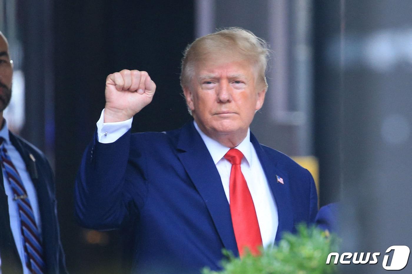 본문 이미지 - 도널드 트럼프 전 미국 대통령이 10일 (현지시간) 가족 기업의 자산가치 조작 의혹과 관련해 검찰 조사를 받기 위해 뉴욕의 트럼프 타워에서 차량을 타러 가며 주먹을 불끈 쥐고 있다. ⓒ AFP=뉴스1 ⓒ News1 우동명 기자