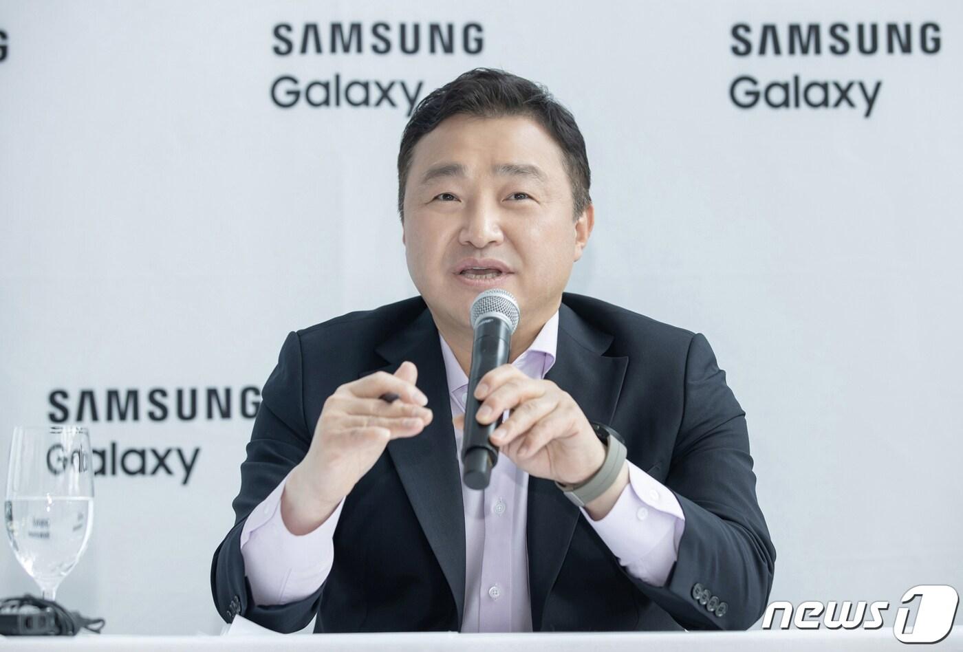 노태문 삼성전자 MX(Mobile eXperience) 사업부장(사장)이 지난 8월10일(현지시간) 미국 뉴욕에서 열린 '갤럭시 언팩 2022' 후 기자 간담회에서 향후 목표를 발표하고 있다. 노태문 사장은 오는 2025년까지 갤럭시 플래그십 스마트폰 판매량의 절반 이상을 폴더블(화면이 접히는) 폰으로 채우겠다고 밝혔다. (삼성전자 제공) 2022.8.11/뉴스1