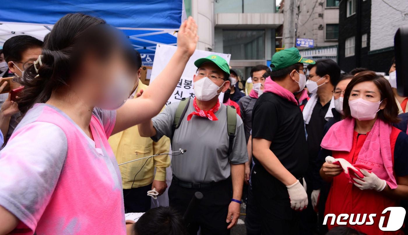 본문 이미지 - 11일 폭우 피해를 입은 서울 동작구 사당2동 주민센터 앞에서 한 시민이 수해복구 자원봉사를 위해 찾은 주호영 국민의힘 비상대책위원장과 권성동 원내대표 등 일행이 길을 막고 있다며 항의하고 있다. 2022.8.11/뉴스1 ⓒ News1 국회사진취재단