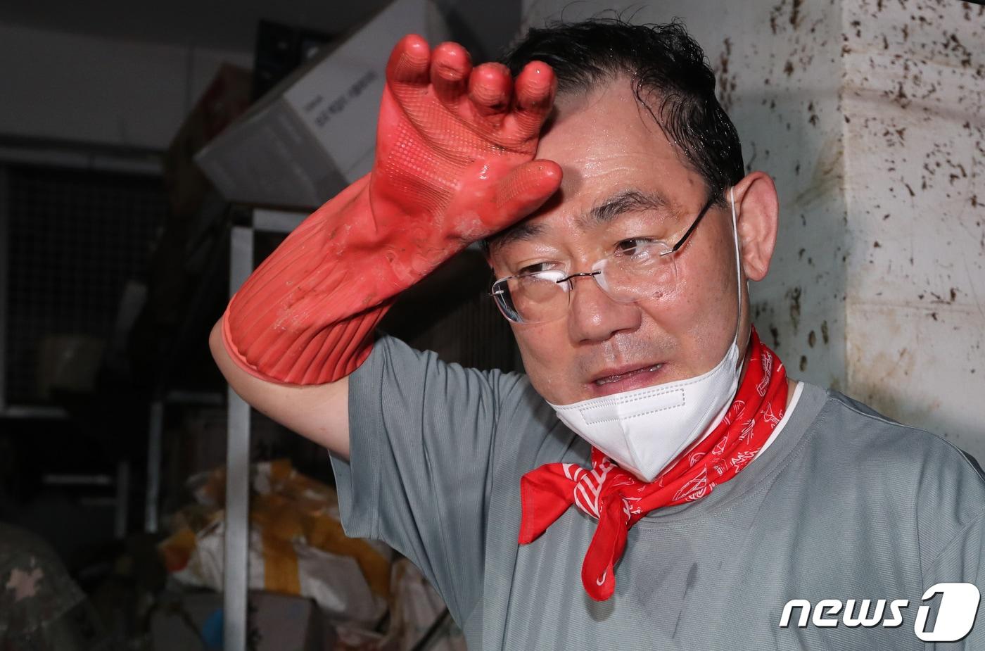 본문 이미지 - 주호영 국민의힘 비상대책위원장이 11일 폭우 피해를 입은 서울 동작구 사당동의 한 빌딩 지하에서 수해 복구 자원봉사를 하며 땀을 닦고 있다. 2022.8.11/뉴스1 ⓒ News1 국회사진취재단