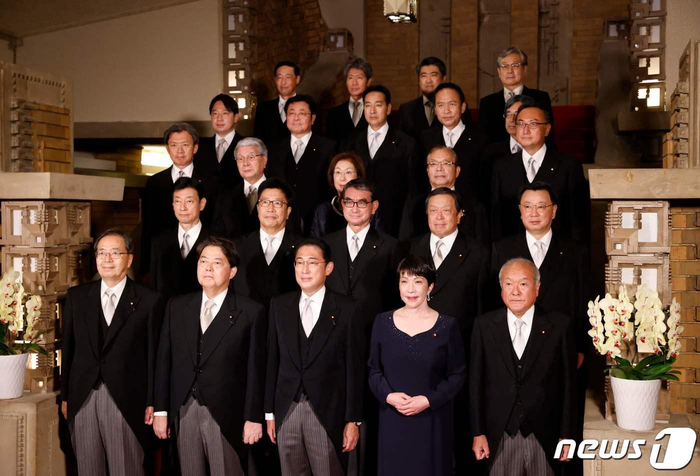 본문 이미지 - 기시다 후미오 일본 총리가 10일 (현지시간) 도쿄 총리 관저에서 새 내각 각료들과 기념 촬영을 하고 있다. ⓒ AFP=뉴스1 ⓒ News1 우동명 기자