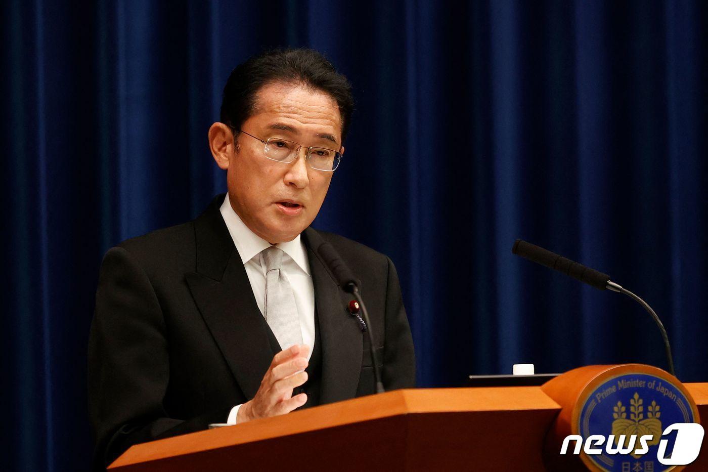본문 이미지 - 기시다 후미오 일본 총리가 10일 (현지시간) 도쿄 총리 관저에서 개각 발표 후 기자회견을 갖고 방위력의 근본적 강화와 새로운 자본주의 실현에 전력을 다 할 것이라고 밝히고 있다. ⓒ AFP=뉴스1 ⓒ News1 우동명 기자