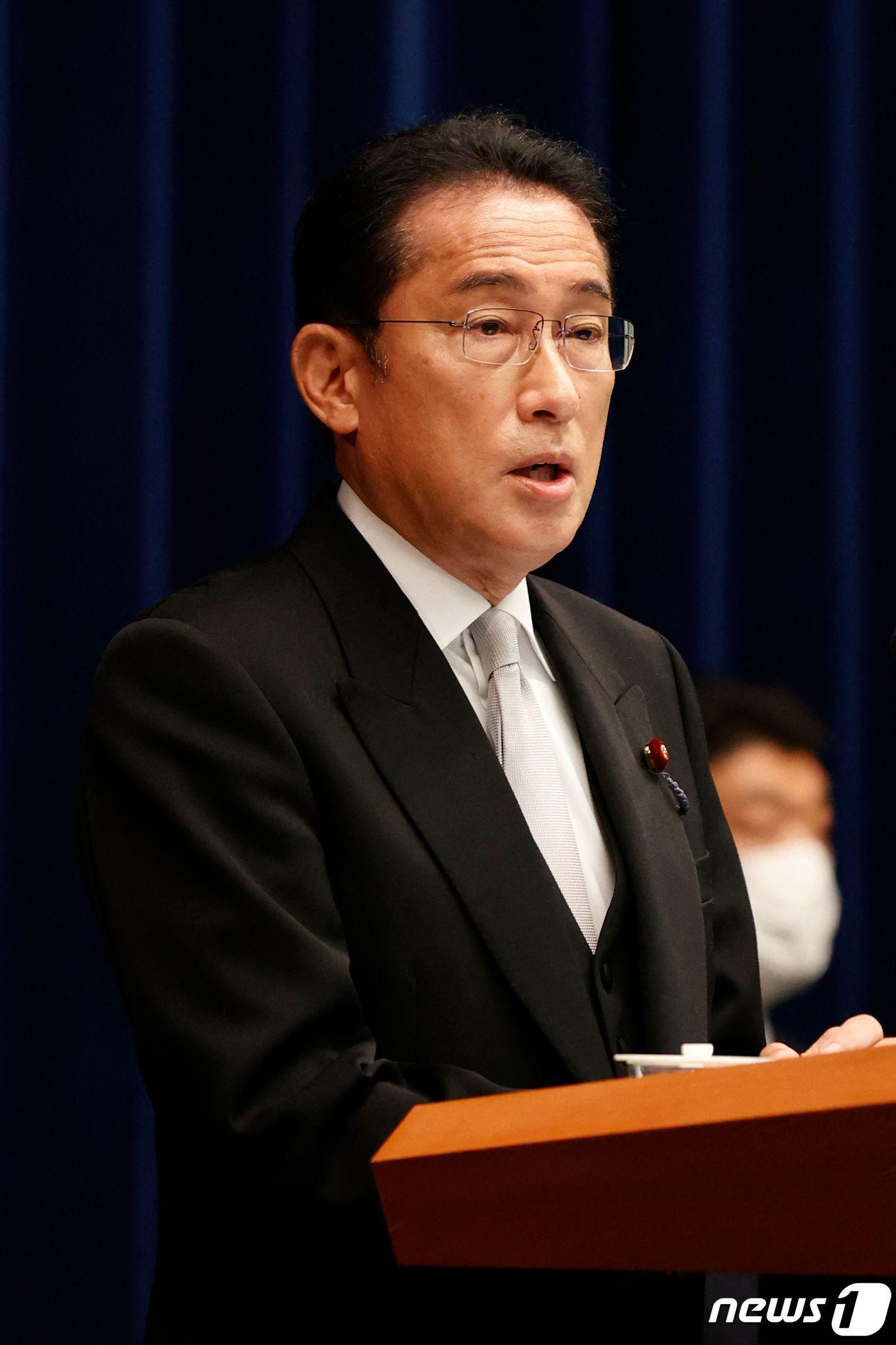 본문 이미지 - 기시다 후미오 일본 총리가 10일 (현지시간) 도쿄 총리 관저에서 개각 발표 후 기자회견을 갖고 방위력의 근본적 강화와 새로운 자본주의 실현에 전력을 다 할 것이라고 밝히고 있다. ⓒ AFP=뉴스1 ⓒ News1 우동명 기자