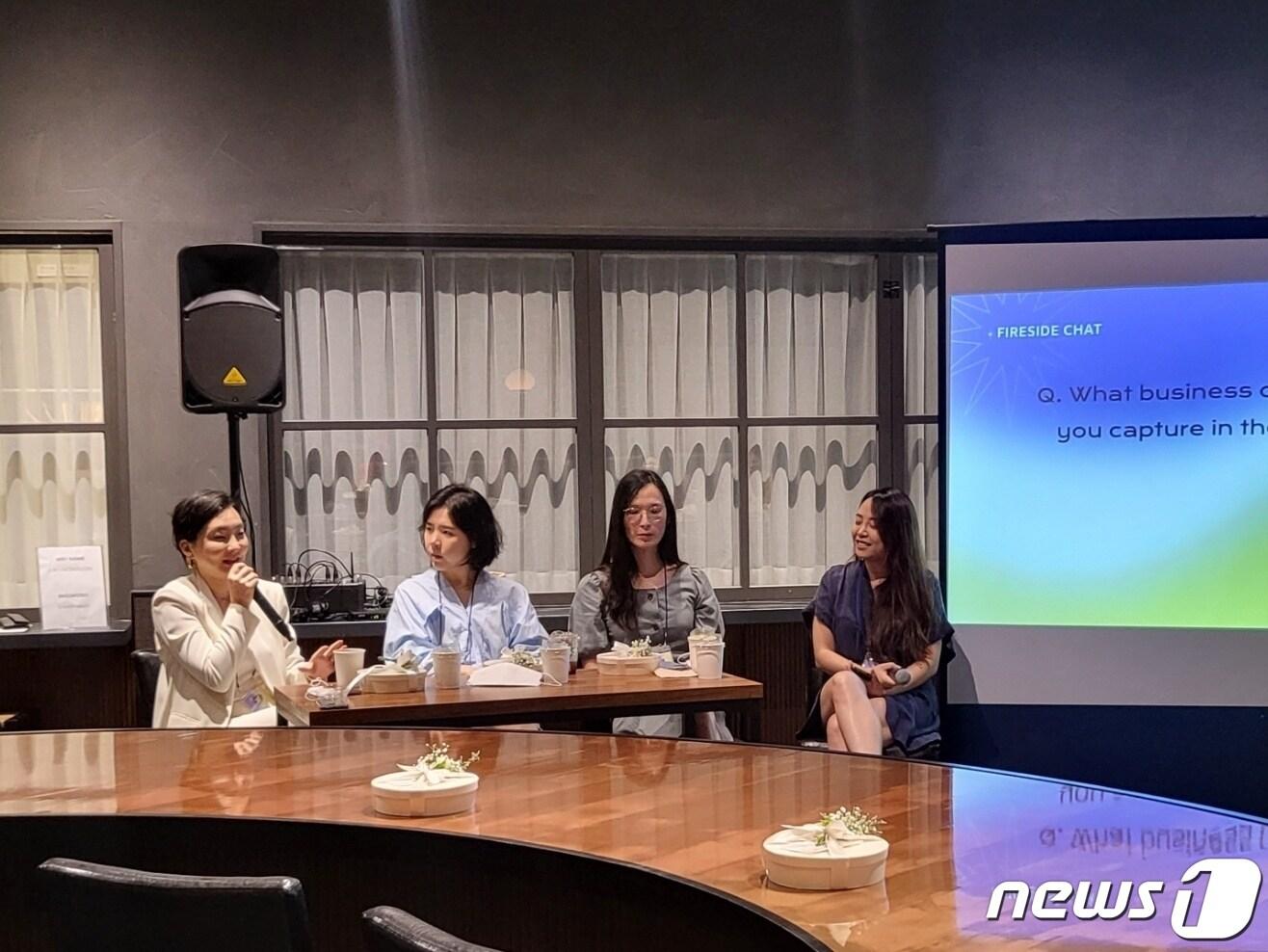 본문 이미지 - 11일 서울 강남구 수오아이오카페에서 열린 '우먼 인 웹3(Women in Web3)' 행사에 참석한 김성아 TPX벤처스 파트너가 발언하고 있다. 왼쪽부터 김성아 TPX벤처스 파트너, 토코토코진 NFT 작가, 알리 장 낙지네트워크 CEO, 이은영 CAN 공동창업자. ⓒ 뉴스1