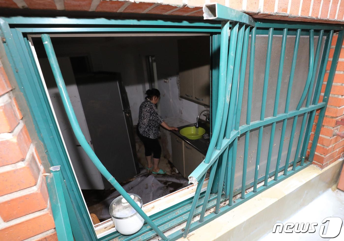 집중호우로 인해 중부지방 곳곳이 침수피해를 입은 가운데 11일 오후 경기 군포시 산본동 금정역 일대 한 반지하 가정집의 방범창이 뜯겨져 있다. 이곳 주민은 지난 8일 침수로 인해 고립됐으나 당시 경찰과 이웃 주민들의 도움으로 간신히 탈출했다. 2022.8.11/뉴스1 ⓒ News1 김영운 기자
