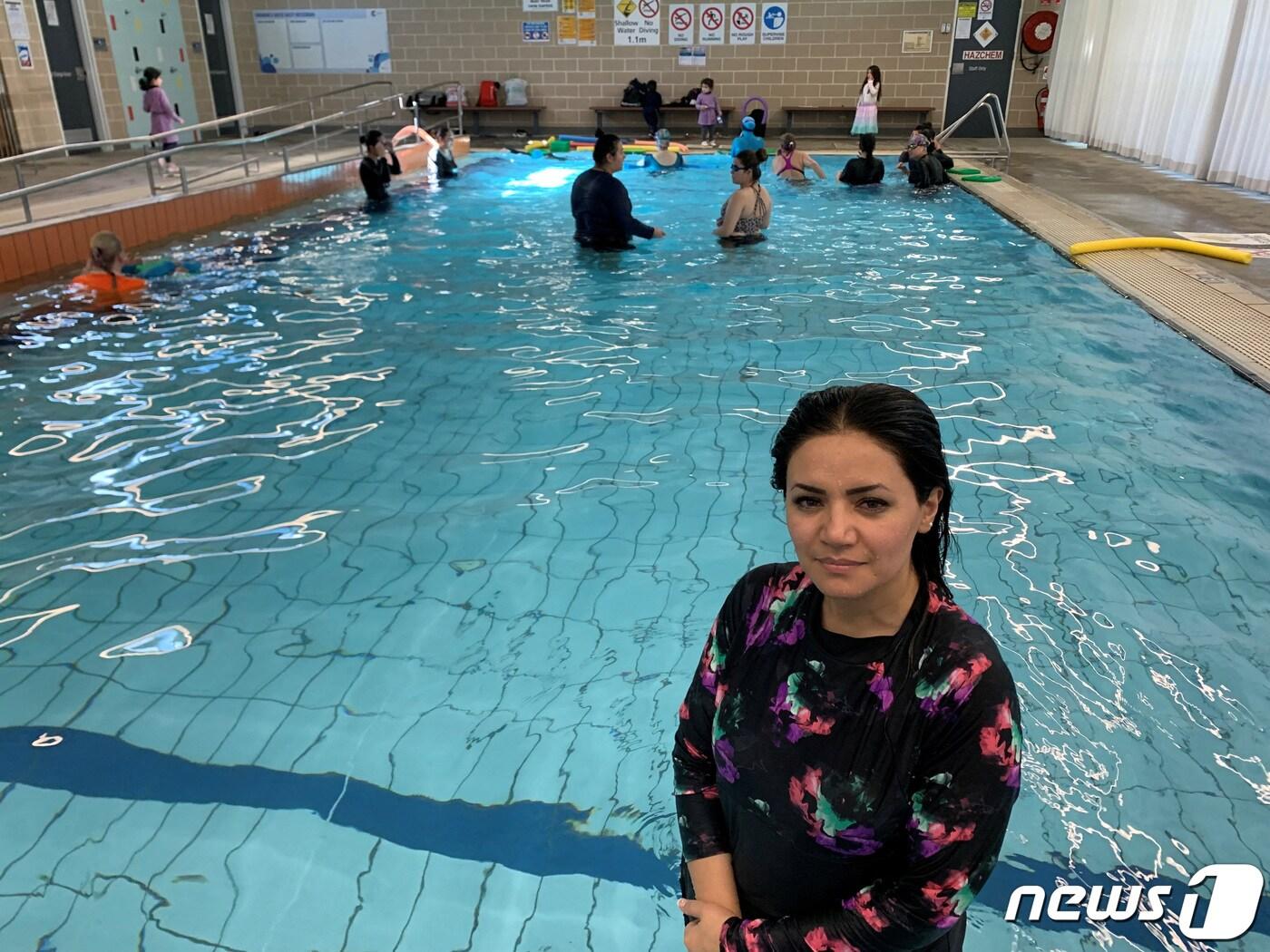 본문 이미지 - 호주 시드니 교외의 루트 에버러스 수영센터에서 아프가니스탄 여성들을 상대로 수영 등 프로그램을 제공하는 마리암 자히드. 22.08.05 ⓒ 로이터=뉴스1 ⓒ News1 김예슬 기자