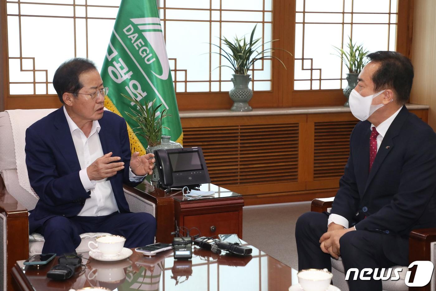 본문 이미지 - 홍준표 대구시장(왼쪽)과 권기창 안동시장이 지난 11일 오후 대구시청 산격청사에서 만나 안동댐 물을 대구 상수원으로 활용하는 방안에 대해 논의하고 있다. 2022.8.11/뉴스1 ⓒ News1 공정식 기자