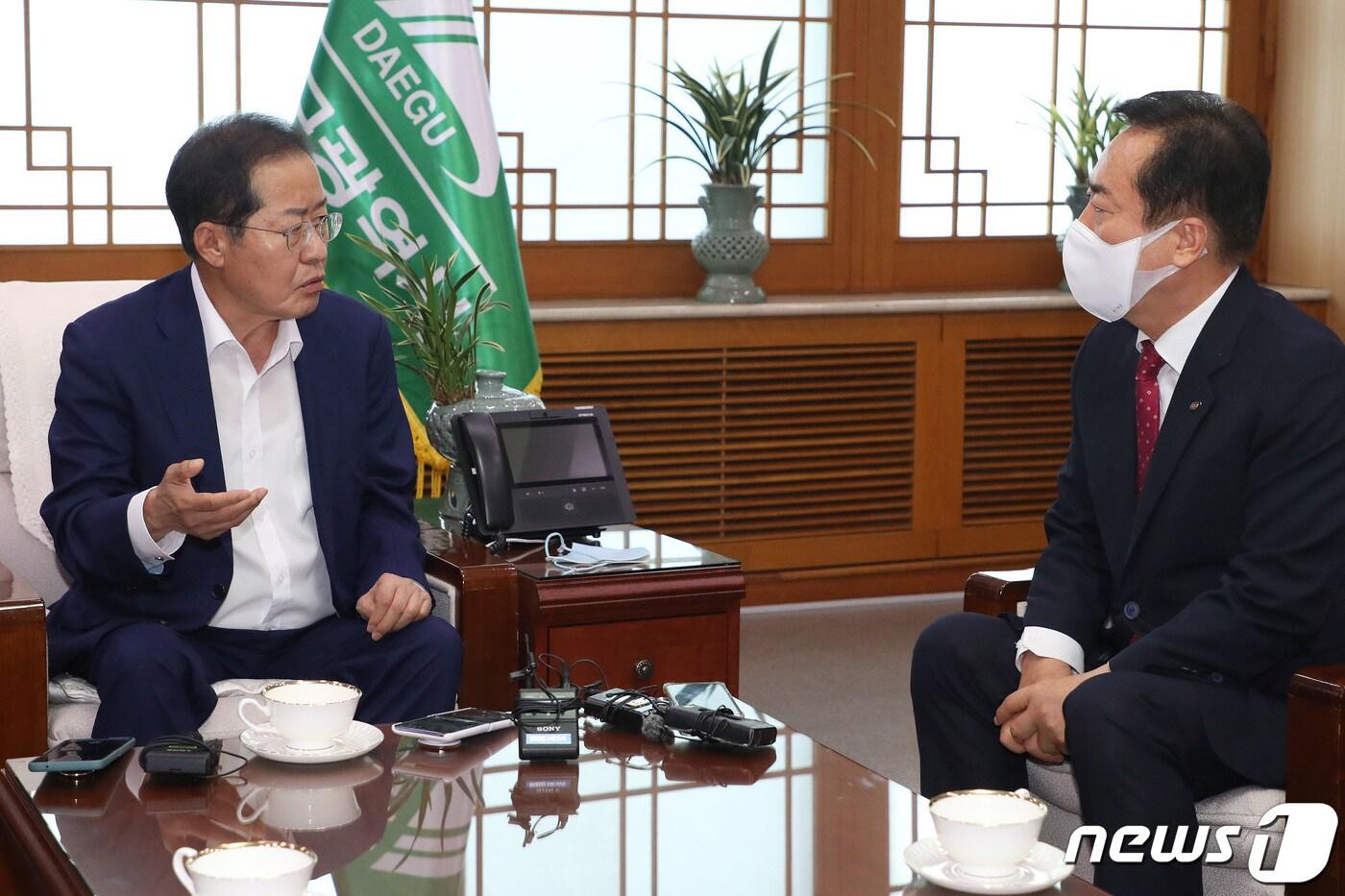 본문 이미지 - 홍준표 대구시장(왼쪽)과 권기창 안동시장이 11일 오후 대구시청 산격청사에서 면담을 갖고 안동댐 물을 대구 상수원으로 활용하는 방안을 놓고 논의하고 있다. (사진은 기사 내용과 무관함) 2022.8.11/뉴스1 ⓒ News1 공정식 기자