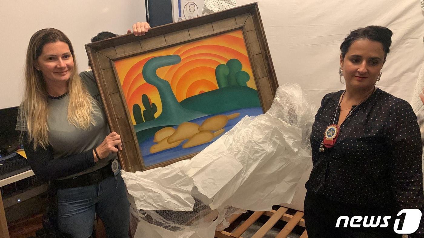 10일(현지시간) 브라질 리우데자네이루에서 도난 당한 타실라 도 아마라의 그림이 경찰 수사 과정에서 발견됐다. ⓒ 로이터=뉴스1 ⓒ News1 이유진 기자