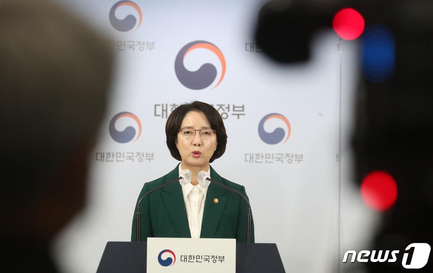 본문 이미지 - 이영 중소벤처기업부 장관이 11일 서울 종로구 세종대로 정부서울청사에서 납품대금 연동제 시범운영 방안 및 특별약정서 최종논의 결과 발표를 하고 있다. 2022.8.11/뉴스1 ⓒ News1 김명섭 기자