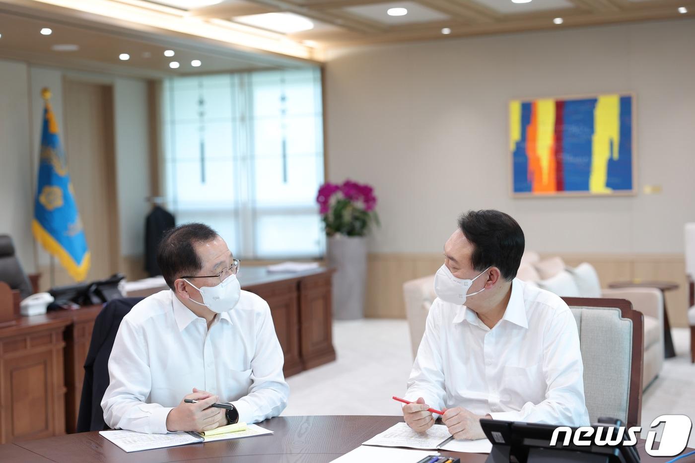 본문 이미지 - 윤석열 대통령이 11일 오후 용산 대통령실 집무실에서 조승환 해양수산부 장관으로부터 업무보고를 받고 있다. (대통령실 제공) 2022.8.11/뉴스1 ⓒ News1 안은나 기자