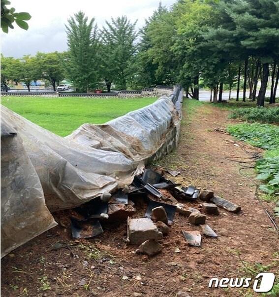 본문 이미지 - 8일부터 내린 집중호우로 보물 '안성 객사 정청' 주변의 담장이 무너졌다. (문화재청 제공) ⓒ 뉴스1