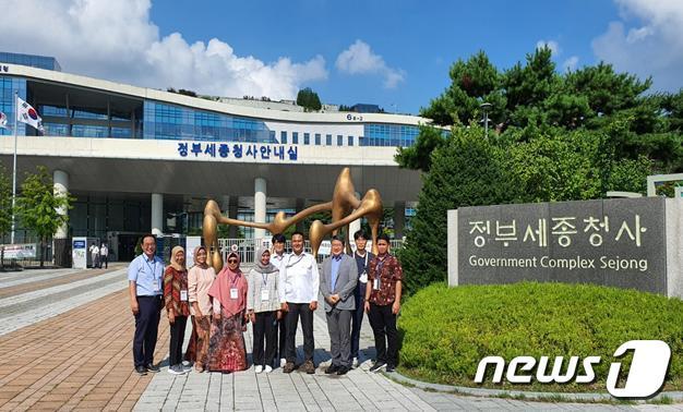 본문 이미지 - 인도네시아 공무원들이 방한해 현지 수도 이전 관련 연수를 수료했다. 사진은 정부세종청사를 방문한 공무원들의 모습. (사진제공=KIND)