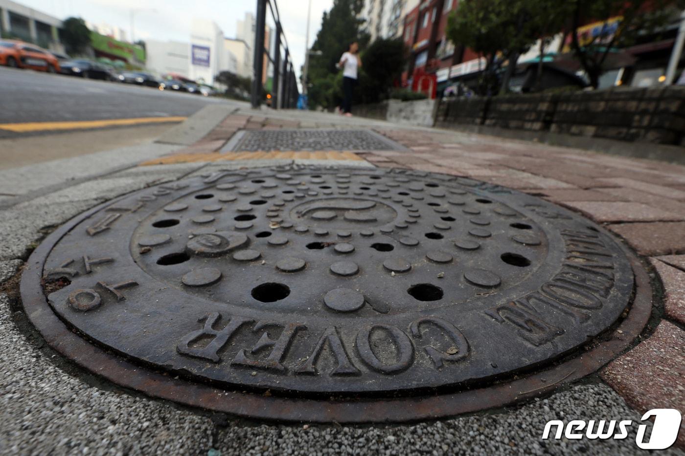 맨홀. 해당 기사 내용과는 무관. 2022.8.12/뉴스1 ⓒ News1 황기선 기자