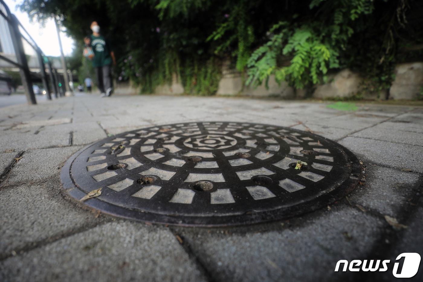 본문 이미지 - 맨홀 뚜껑. 해당 기사 내용과는 무관. 2022.8.12/뉴스1 ⓒ News1 황기선 기자