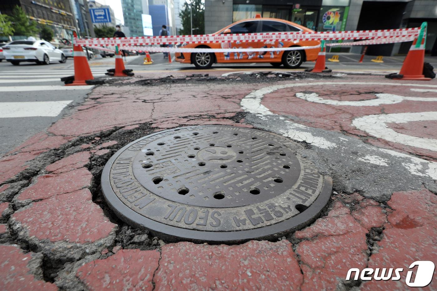 사진은 이날 서울 서초대로에 설치된 맨홀뚜껑의 모습. 2022.8.12/뉴스1 ⓒ News1 황기선 기자