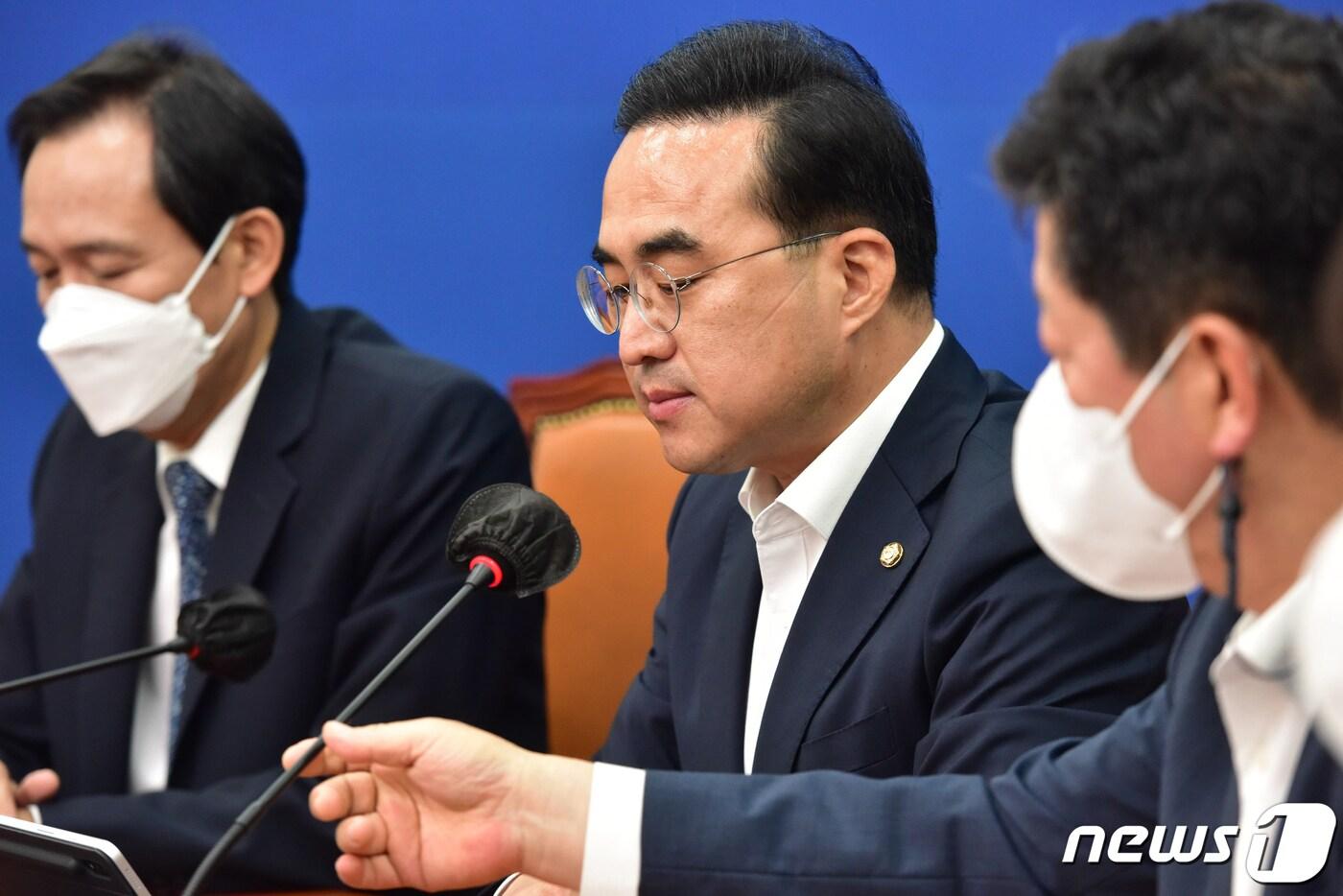 본문 이미지 - 박홍근 더불어민주당 원내대표가 12일 서울 여의도 국회에서 열린 비상대책위원회의에서 이번 폭우 신림동 반지하 일가족 참변에 비통해 하고 있다. (공동취재) 2022.8.12/뉴스1 ⓒ News1 허경 기자