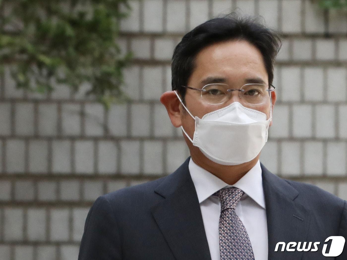 본문 이미지 - 이재용 삼성전자 부회장이 12일 오전 서울 서초구 서울중앙지방법원에서 열린 회계 부정과 부당 합병 혐의 관련 1심 속행공판에 출석하고 있다. 2022.8.12/뉴스1 ⓒ News1 이성철 기자