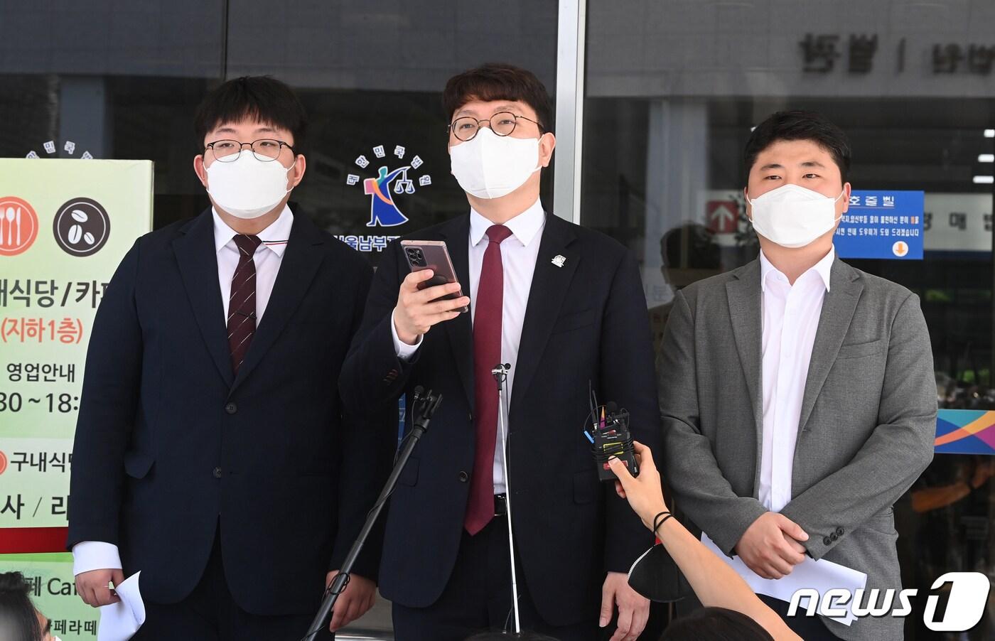 국민의힘 바로세우기 대표 신인규 변호사(가운데)와 회원들이 12일 오전 서울 남부지법 앞에서 당 비대위 출범 탄원서를 제출한 후 기자회견을 하고 있다. 2022.8.12/뉴스1 ⓒ News1 국회사진취재단