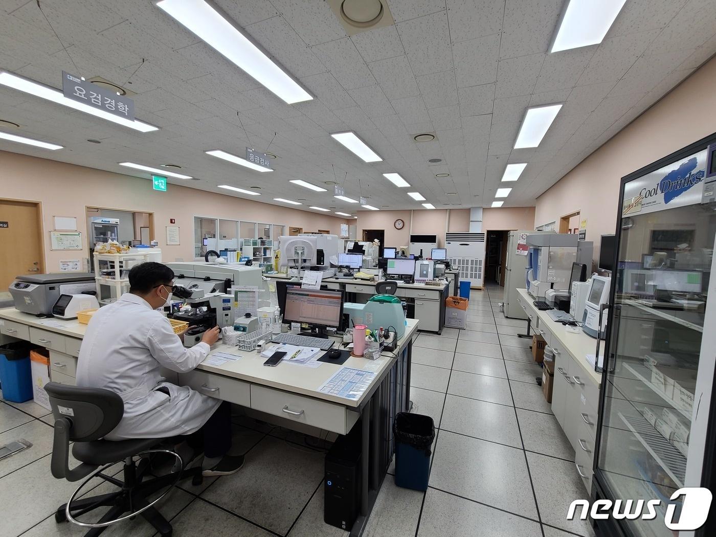 본문 이미지 - 12일 충북 충주의료원이 17년째 대한진단검사의학회의 우수검사실 신임 인증을 받았다고 밝혔다. 사진은 충주의료원 진단검사실.(의료원 제공)2022.8.12/뉴스1