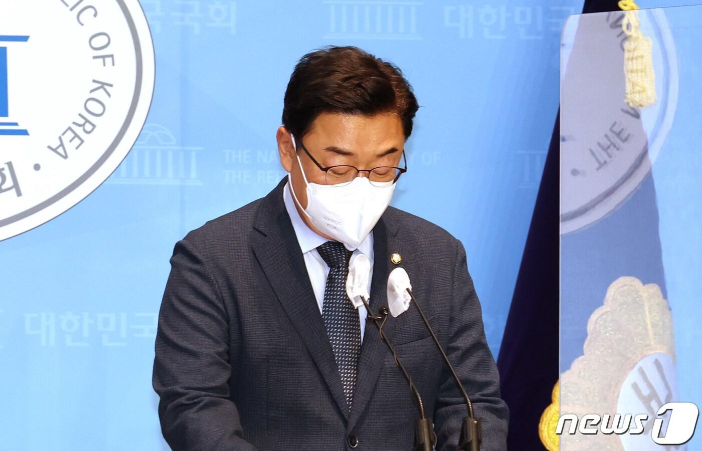 본문 이미지 - 김성원 국민의힘 의원이 12일 서울 여의도 국회 소통관에서 대국민사과 기자회견을 열고 전날 수해 복구 자원봉사 현장에서 한 "솔직히 비 좀 왔으면 좋겠다. 사진 잘 나오게"라는 발언에 대해 사과하고 있다. (공동취재) 2022.8.12/뉴스1 ⓒ News1 허경 기자