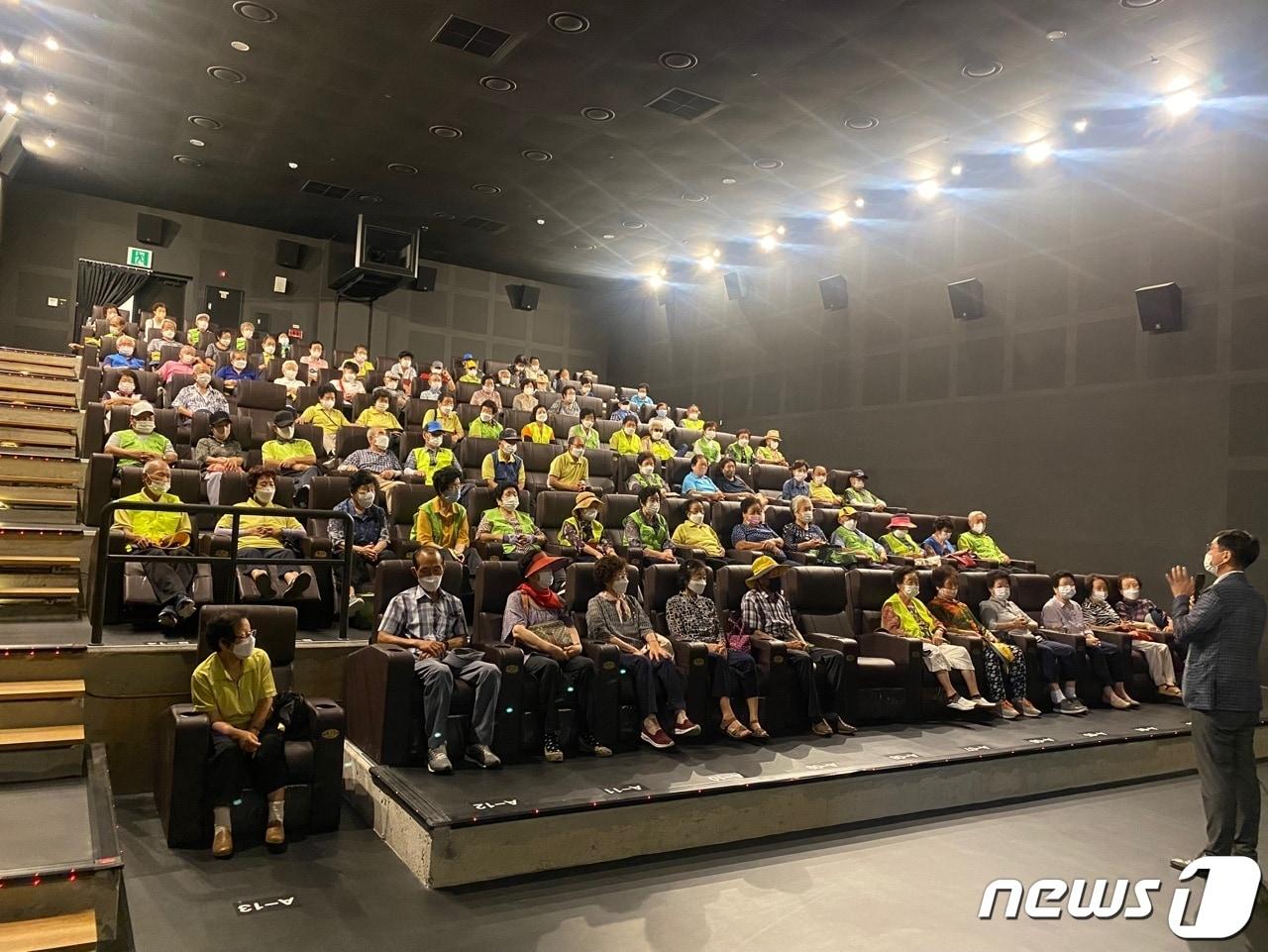 본문 이미지 - 12일 충북 충주시노인복지관은 3년 만에 노인일자리사업 참여자 문화활동을 지원했다고 밝혔다. 사진은 단체 영화관람 모습.(충주시 제공)2022.8.12/뉴스1