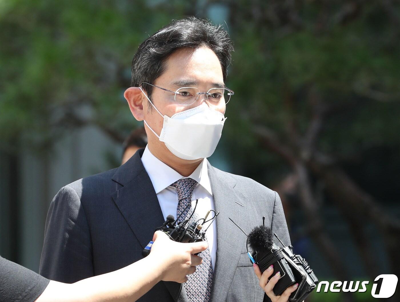 본문 이미지 - 8.15 광복절 특별복권이 결정된 이재용 삼성전자 부회장이 12일 서울 서초구 서울중앙지방법원 앞에서 취재진 질문을 받고 있다. 2022.8.12/뉴스1 ⓒ News1 이성철 기자